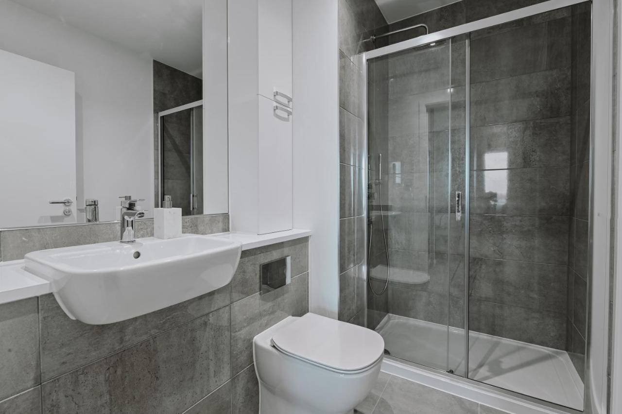 Khayat Homes - The Owelor - Two Bed Лондон Экстерьер фото