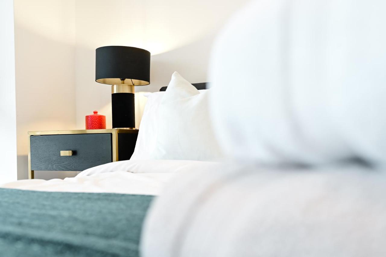 Khayat Homes - The Owelor - Two Bed Лондон Экстерьер фото