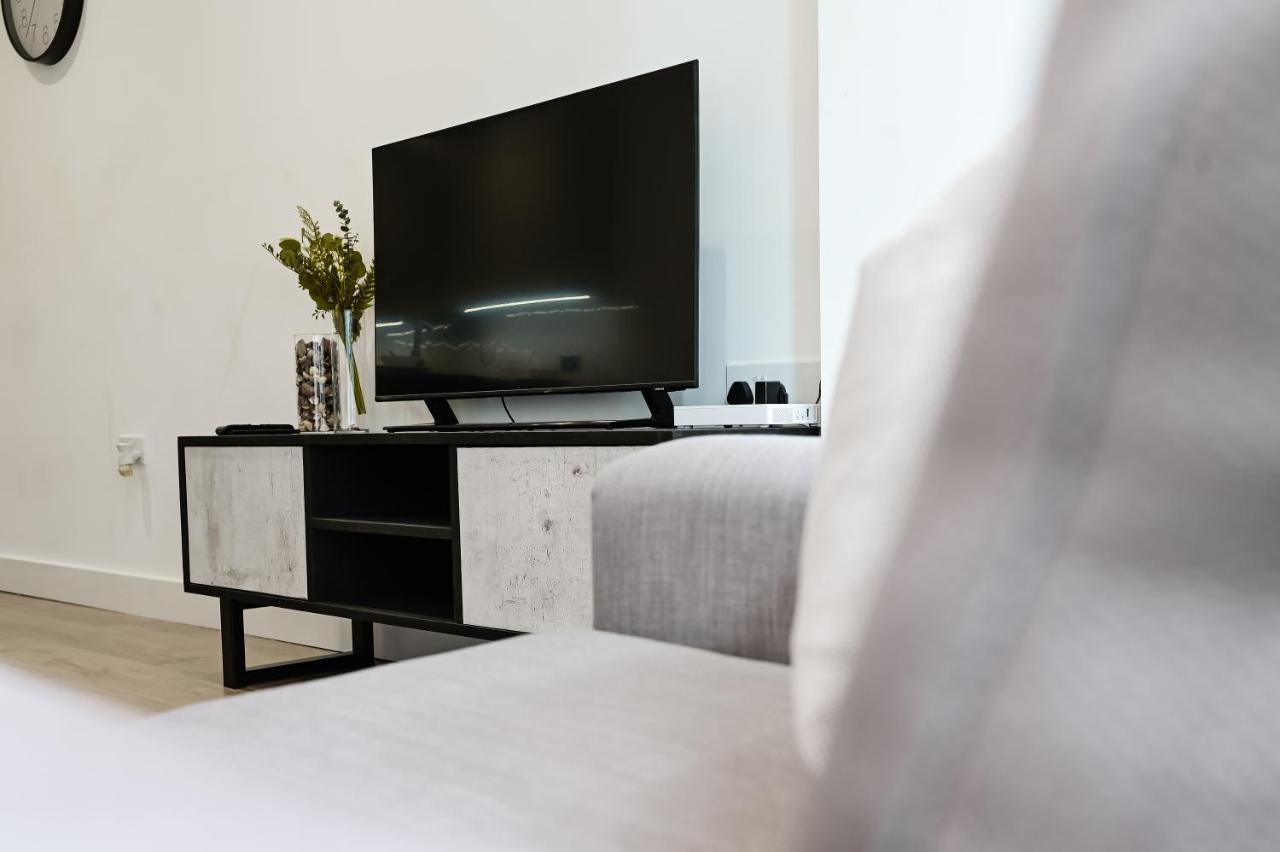 Khayat Homes - The Owelor - Two Bed Лондон Экстерьер фото